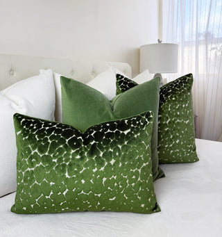 Emerald Leopard Velvet Throw Pillow