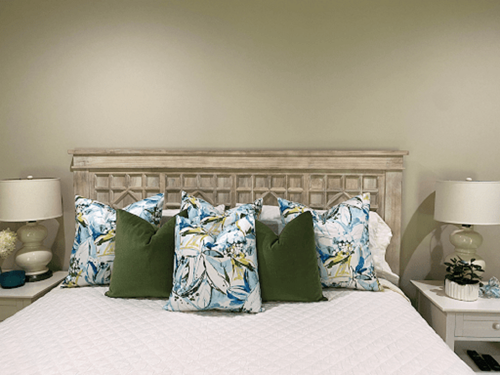 How to Arrange Decorative Throw Pillows on Your Bed